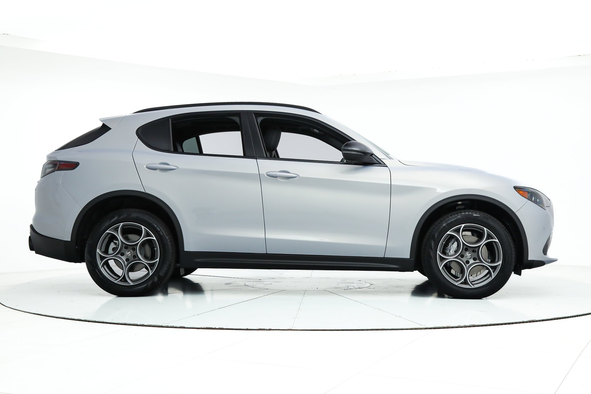 New 2025 Moonlight Gray Metallic Exterior Paint Alfa Romeo  image 6