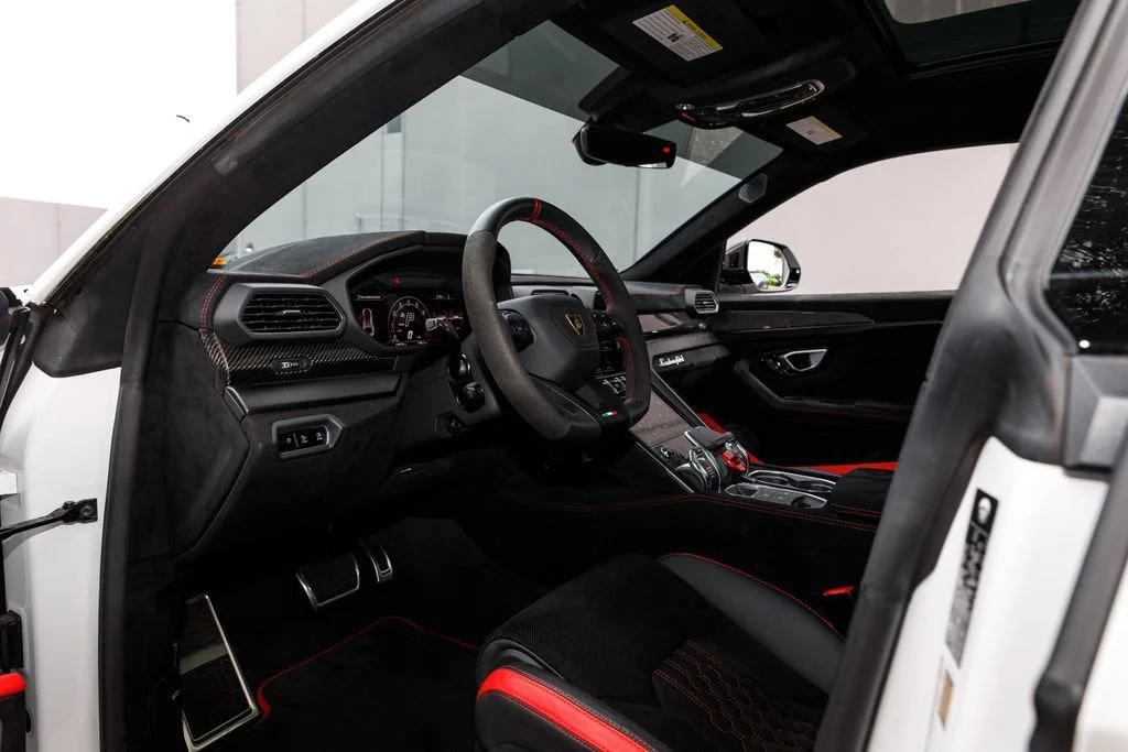 Used 2024 White Lamborghini Performante image 23