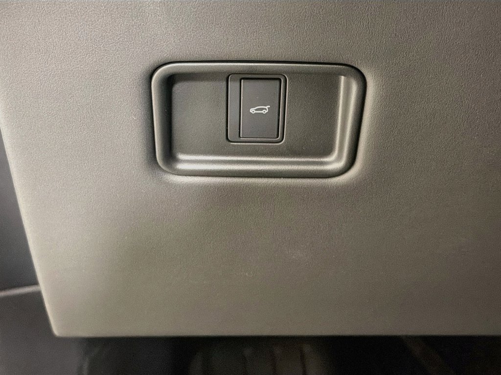New 2027 Fuji White Land Rover SE image 10