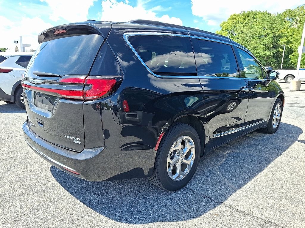 Used 2022 Black Chrysler Limited image 6