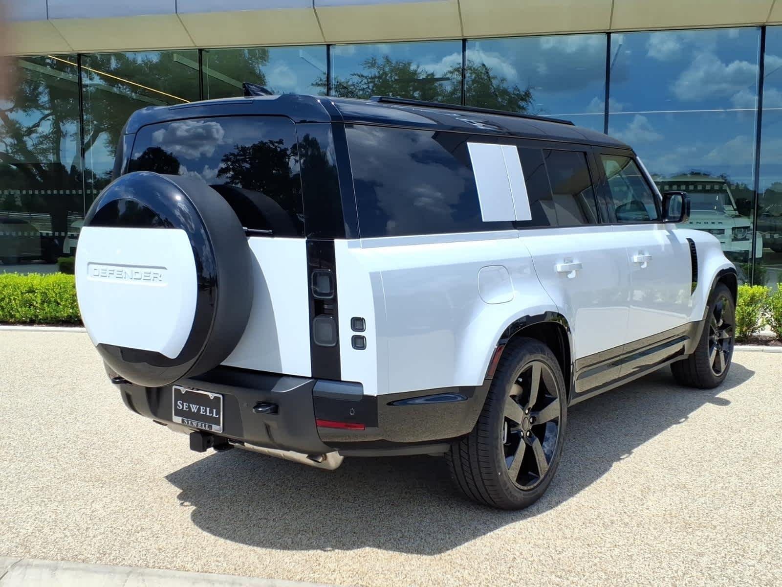 New 2026 Fuji White Land Rover X-Dynamic SE image 3