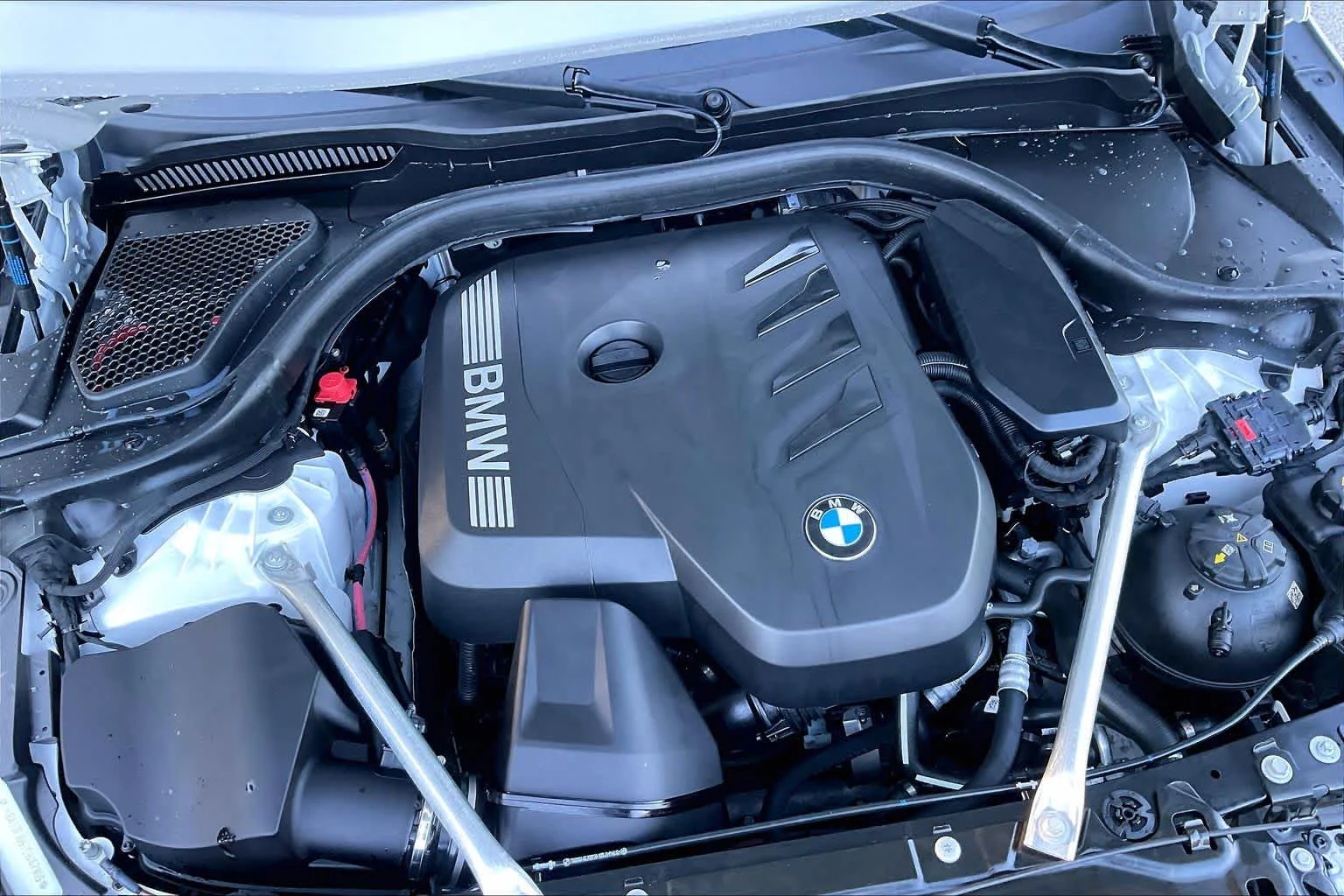 New 2026 Mineral White Metallic BMW 530i xDrive image 17