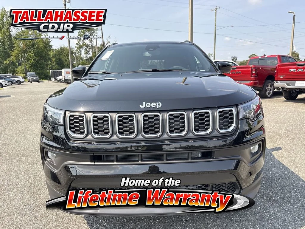 New 2026 Diamond Black Crystal Pearl-Coat Exterior Paint Jeep Latitude image 8