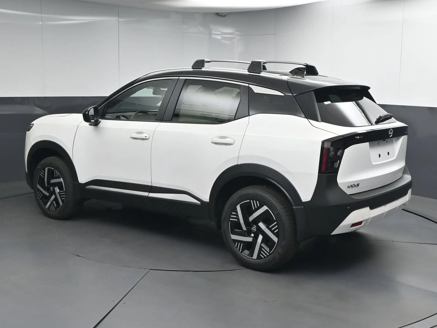 New 2026 Aspen White Tricoat/Super Black Nissan SV image 5