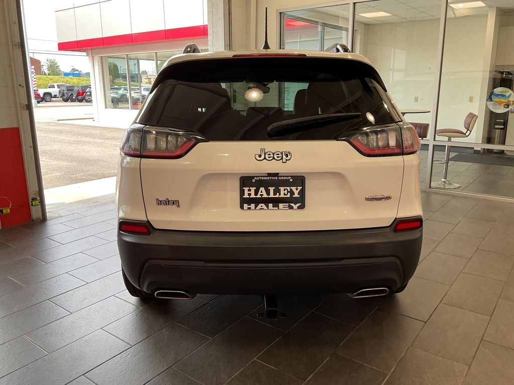 Used 2022 White Jeep Latitude Lux image 7