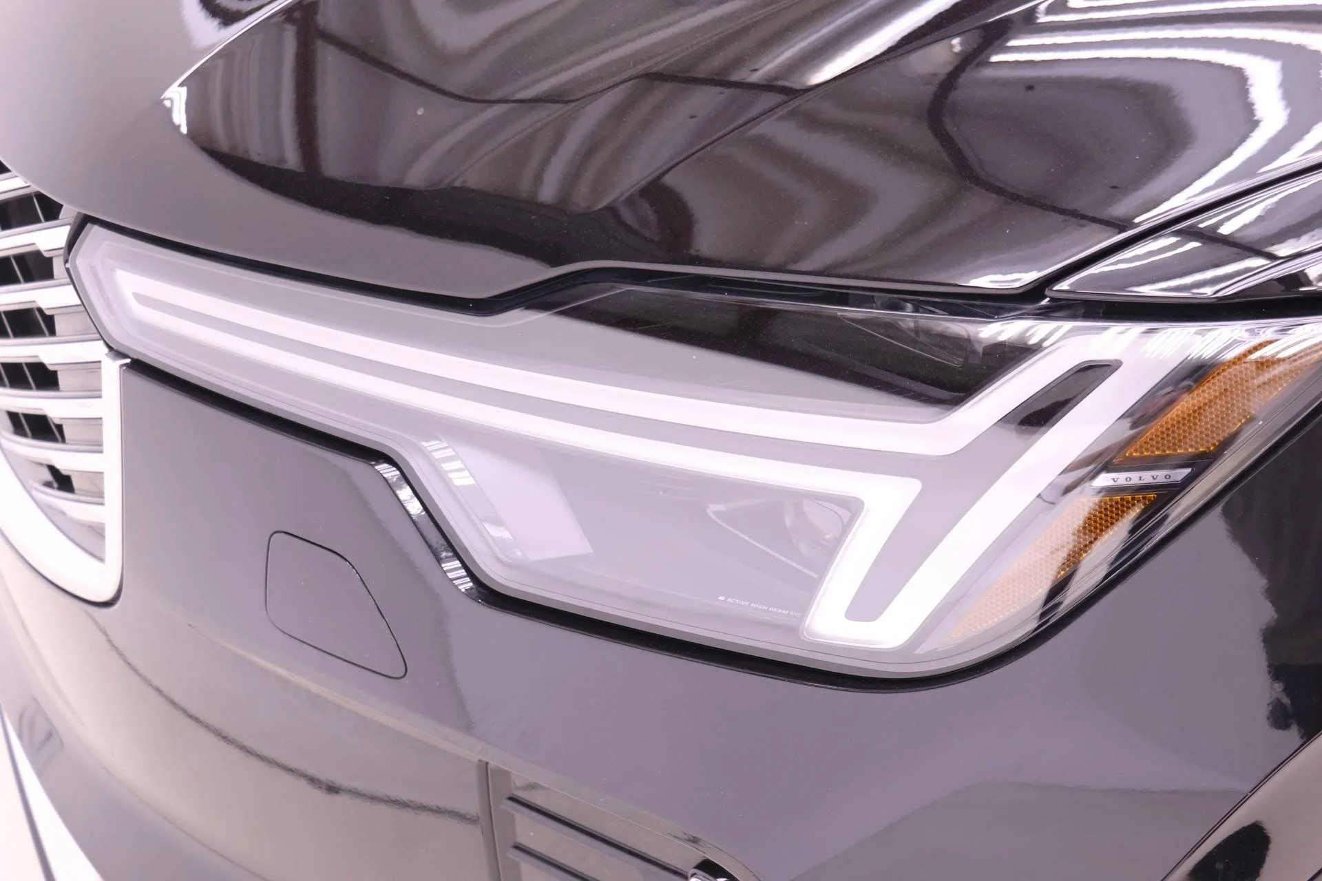 New 2026 Black Volvo B6 Plus 7-Seater image 25
