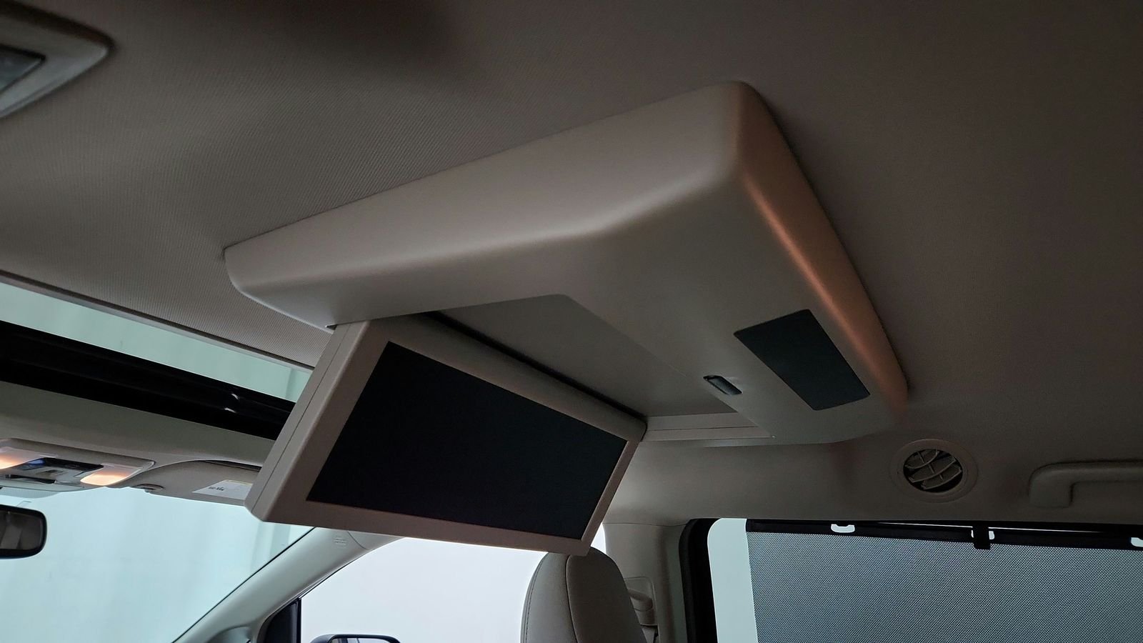 Used 2019 Beige Toyota XLE Premium image 29