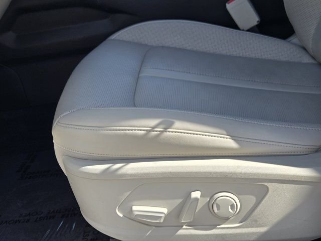 Used 2025 White Pearl Kia EX image 24