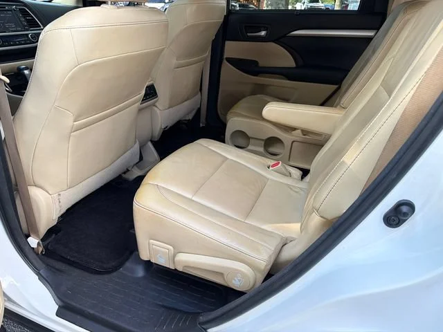 Used 2015 White Toyota XLE V6 image 21