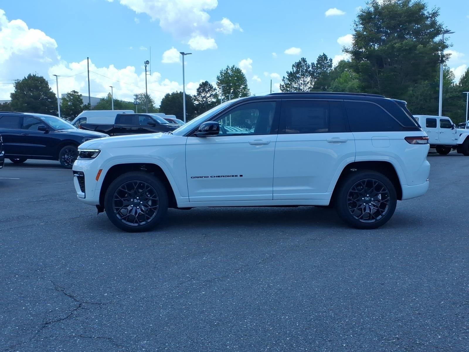 New 2026 Bright White Clear-Coat Exterior Paint Jeep Summit image 3