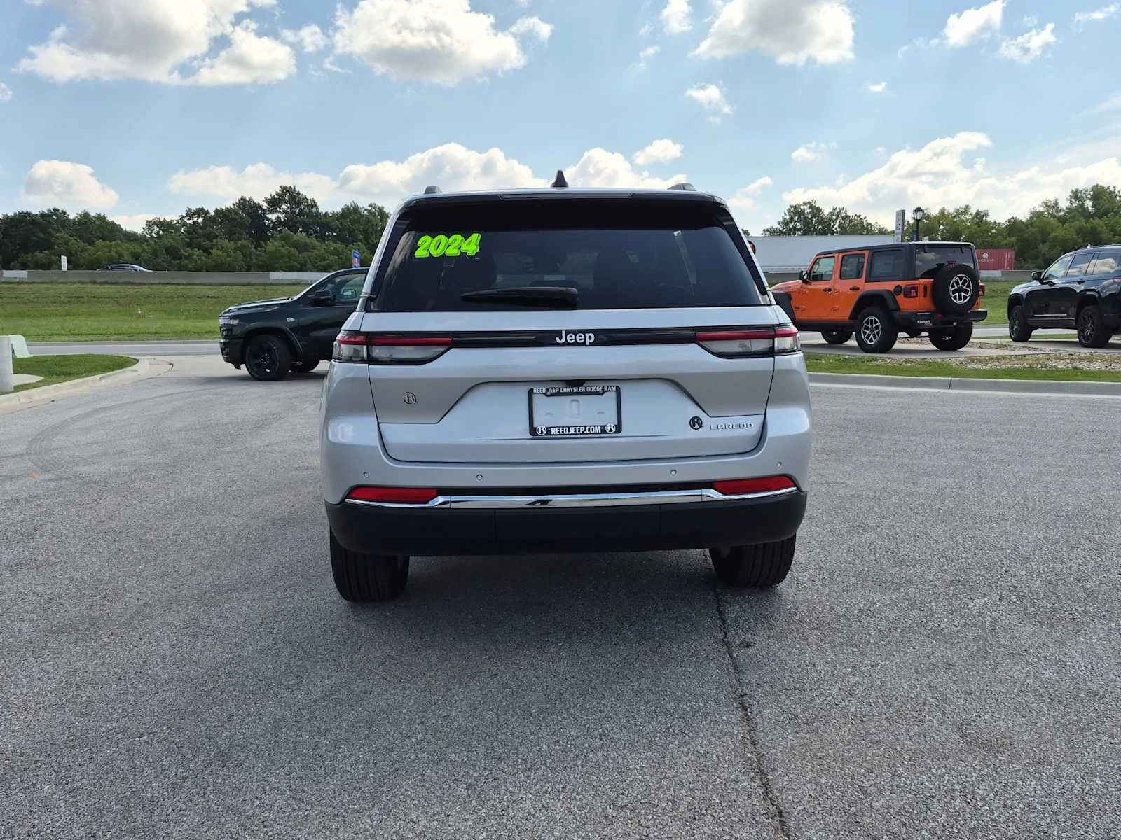 Used 2024 Silver Zynith Jeep Laredo X image 7