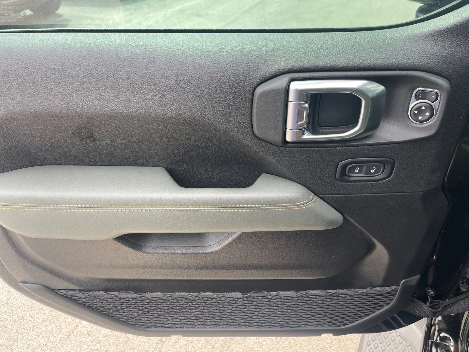 Used 2025 Black Jeep Mojave image 12