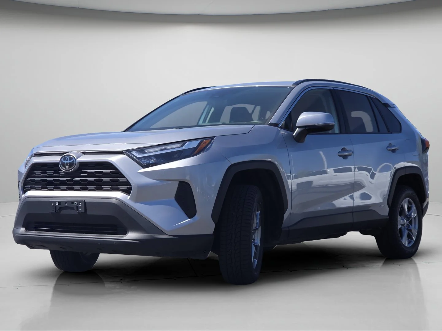 Used 2025 Silver Sky Metallic Toyota XLE image 20
