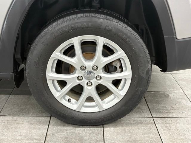 Used 2016 Silver Jeep Latitude image 7