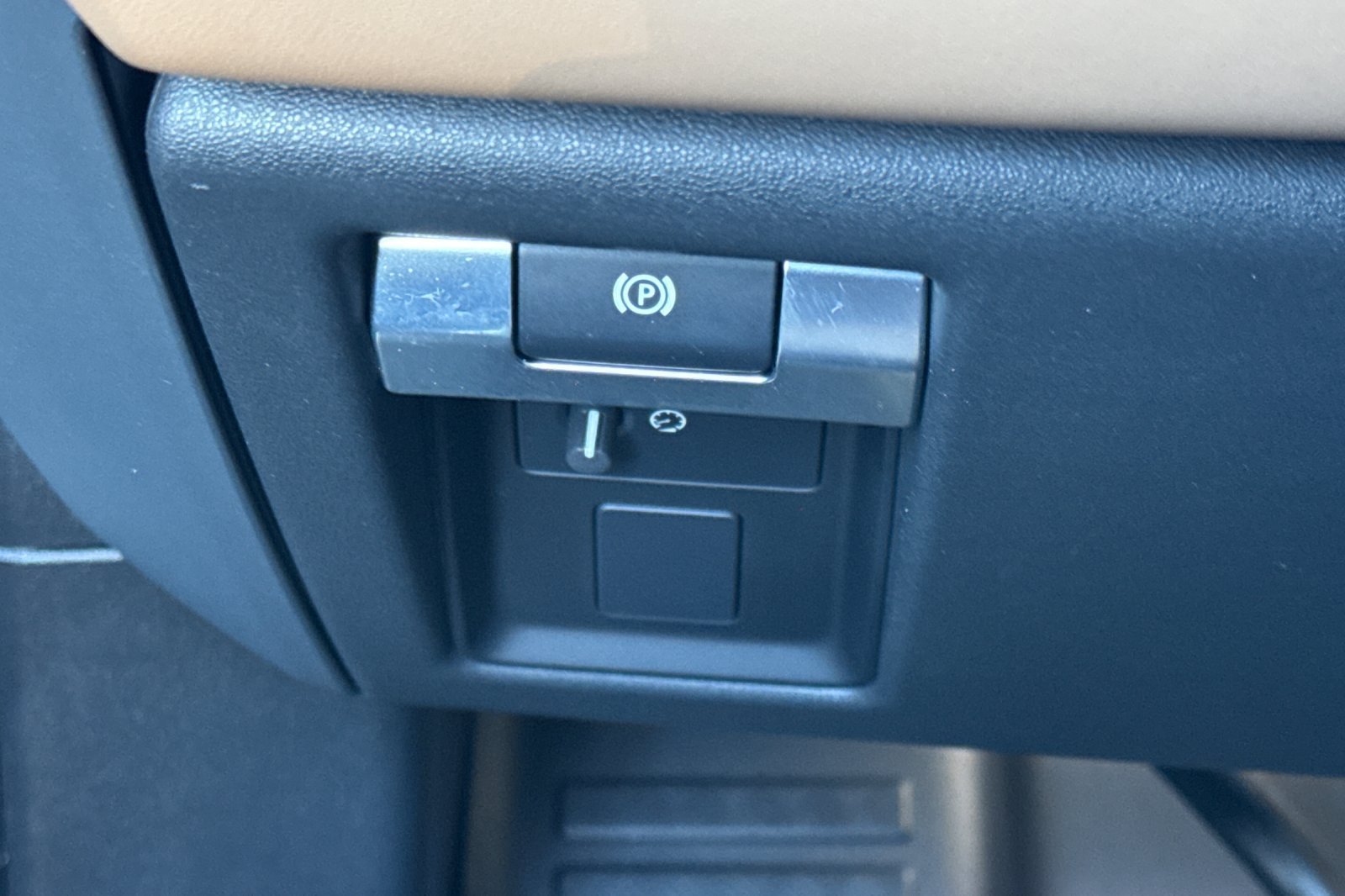 Certified Used 2026 White Land Rover X-Dynamic SE image 31