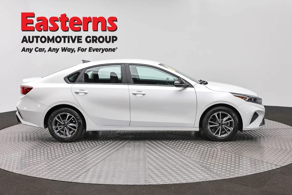 Used 2022 White Kia LXS image 4