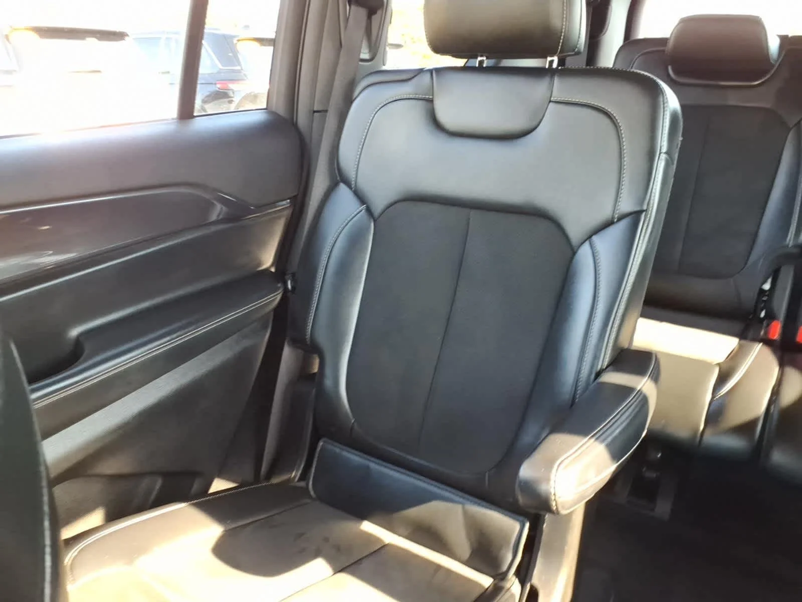 Used 2021 Diamond Black Crystal P/C Jeep Altitude image 17