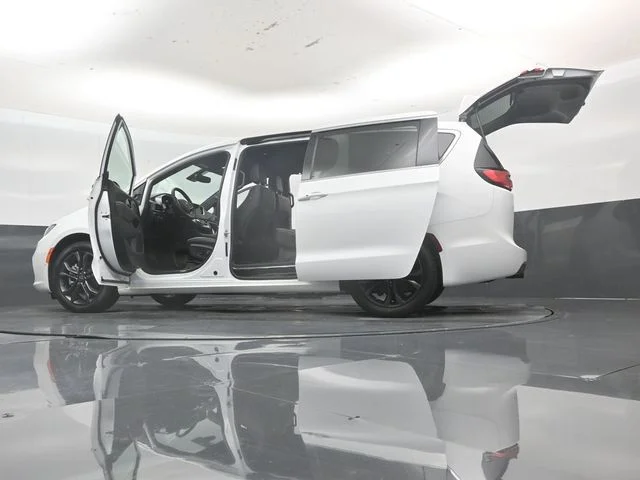 New 2026 Bright White Clear-Coat Exterior Paint Chrysler Limited image 59