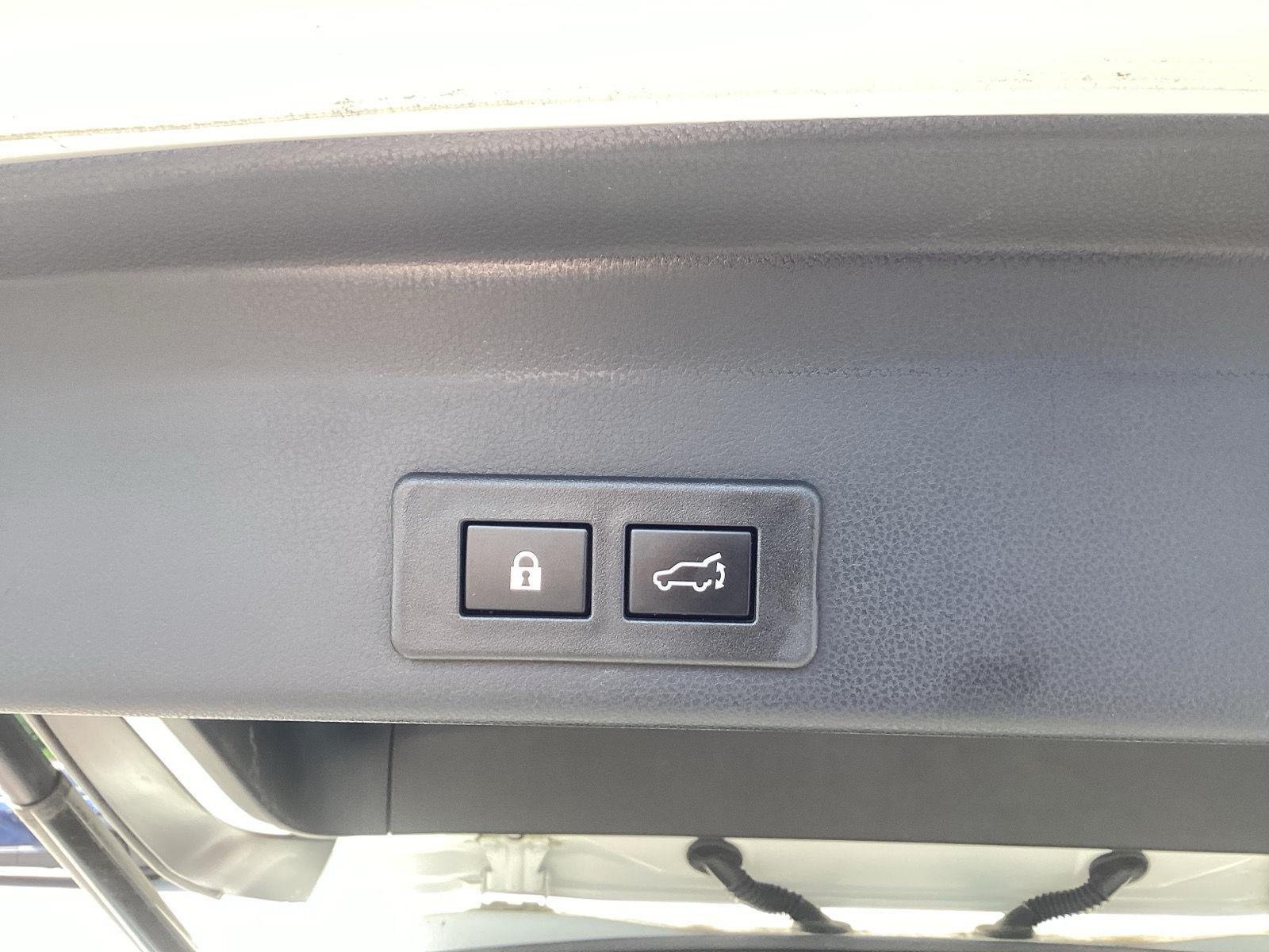 Used 2022 Crystal White Pearl Subaru Limited image 8