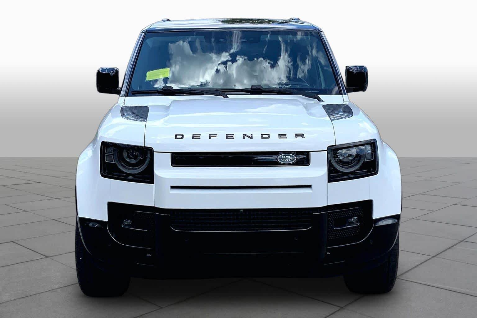 Used 2024 Fuji White Land Rover X-Dynamic SE image 4