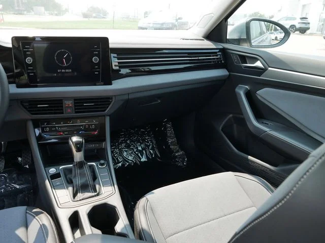 2025 Volkswagen Jetta SE - Photo 10
