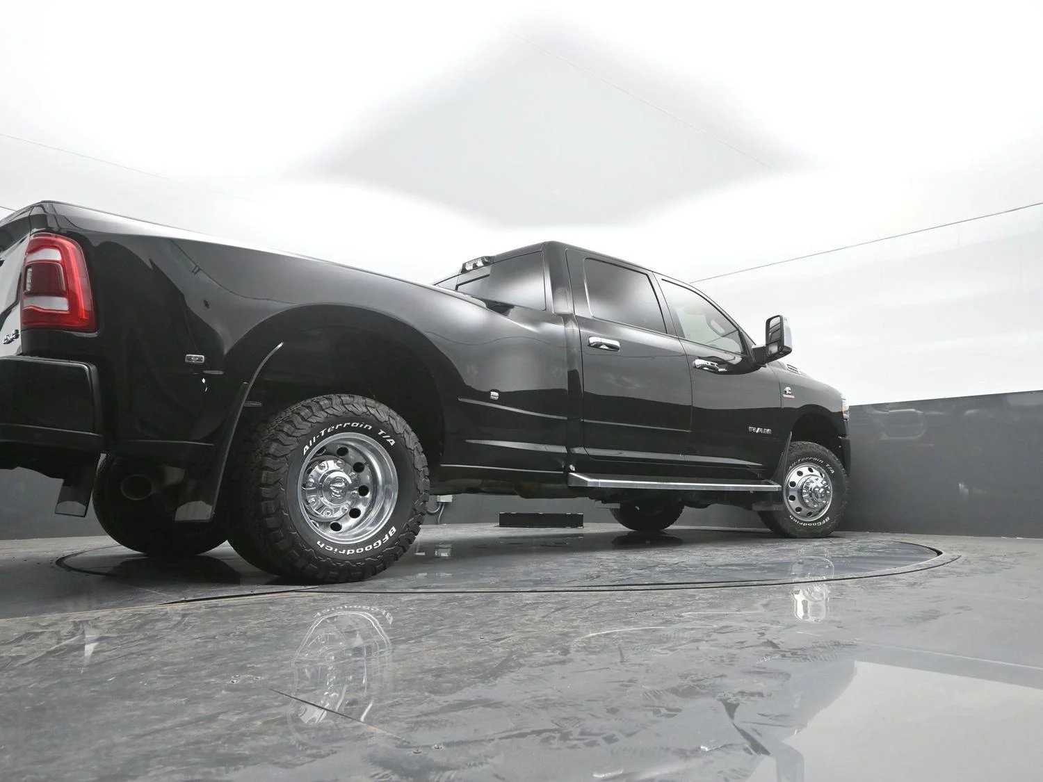 Used 2024 Diamond Black Crystal Pearlcoat Ram Laramie image 39