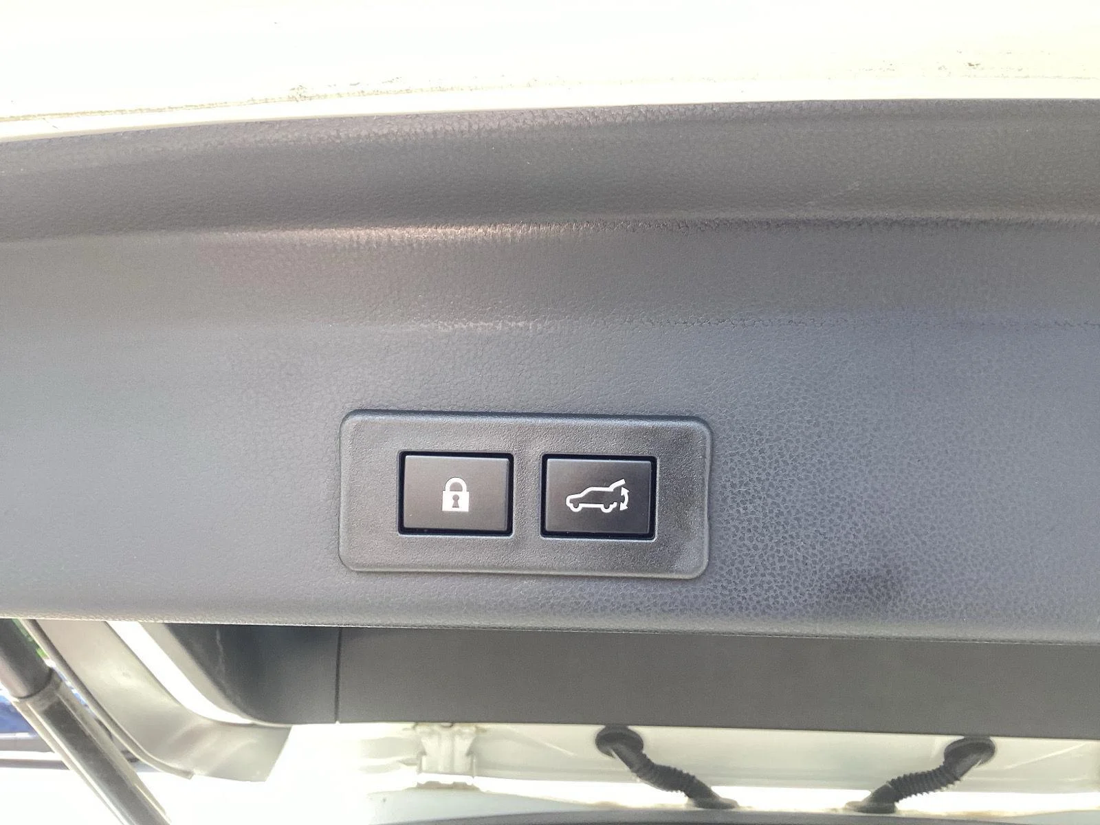 Used 2022 Crystal White Pearl Subaru Limited image 8