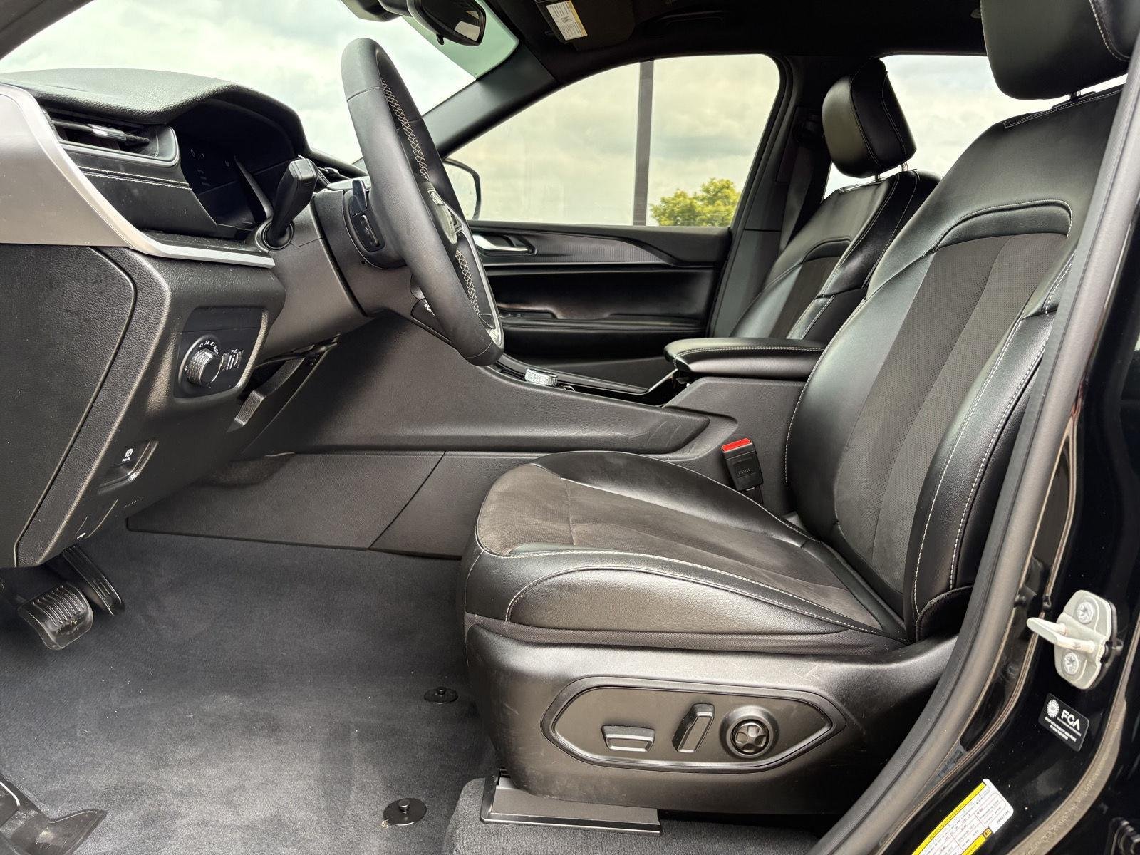 Used 2023 Diamond Black Crystal Pearlcoat Jeep Altitude image 9
