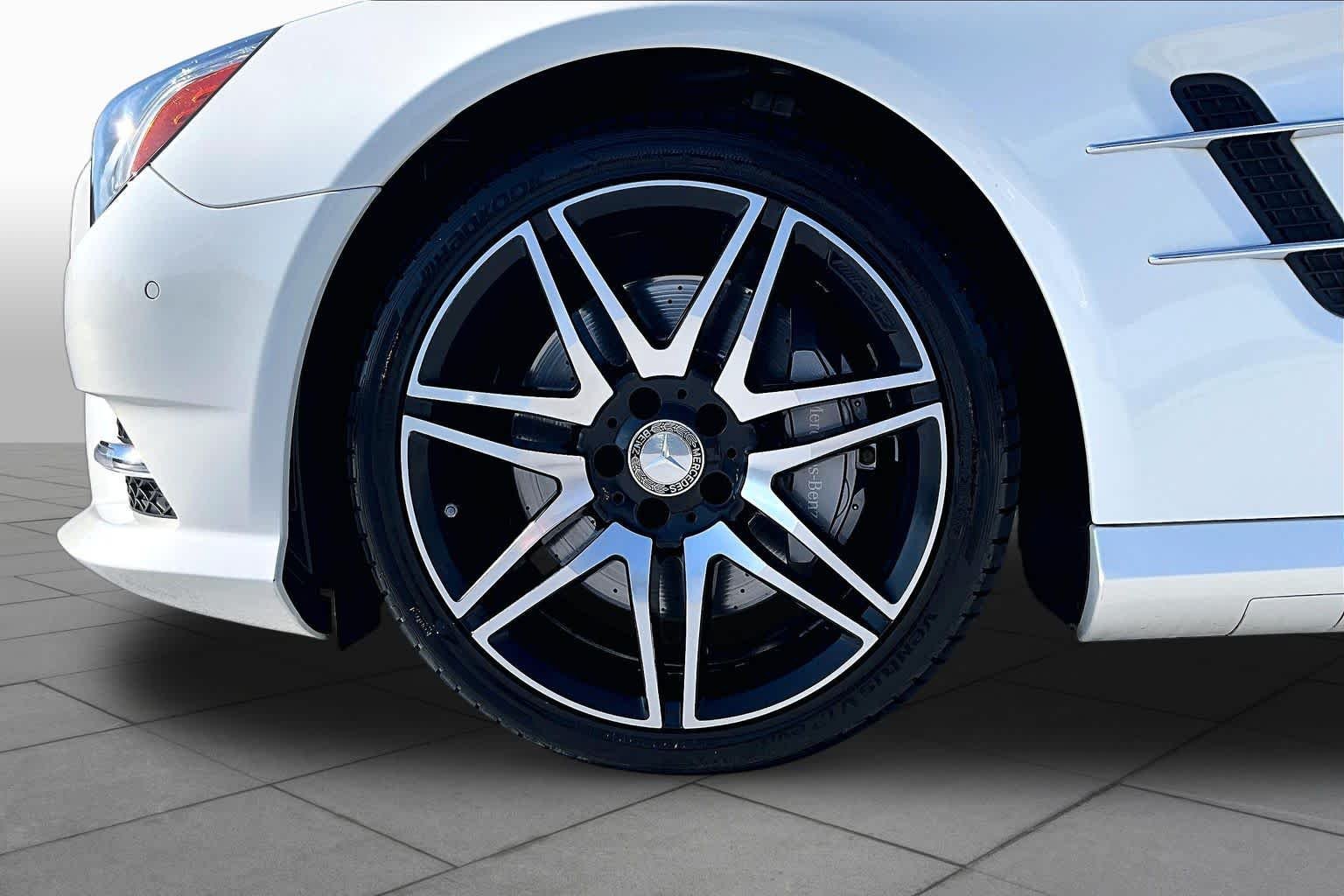 Used 2015 designo Diamond White Metallic Mercedes-Benz SL 550 image 10