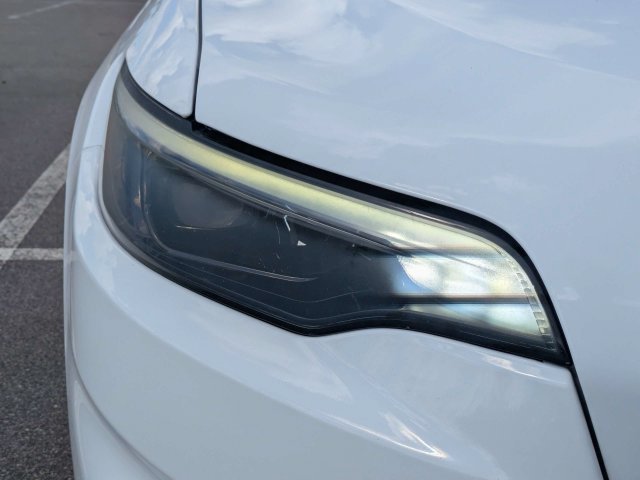 Used 2019 White Jeep Latitude Plus image 9