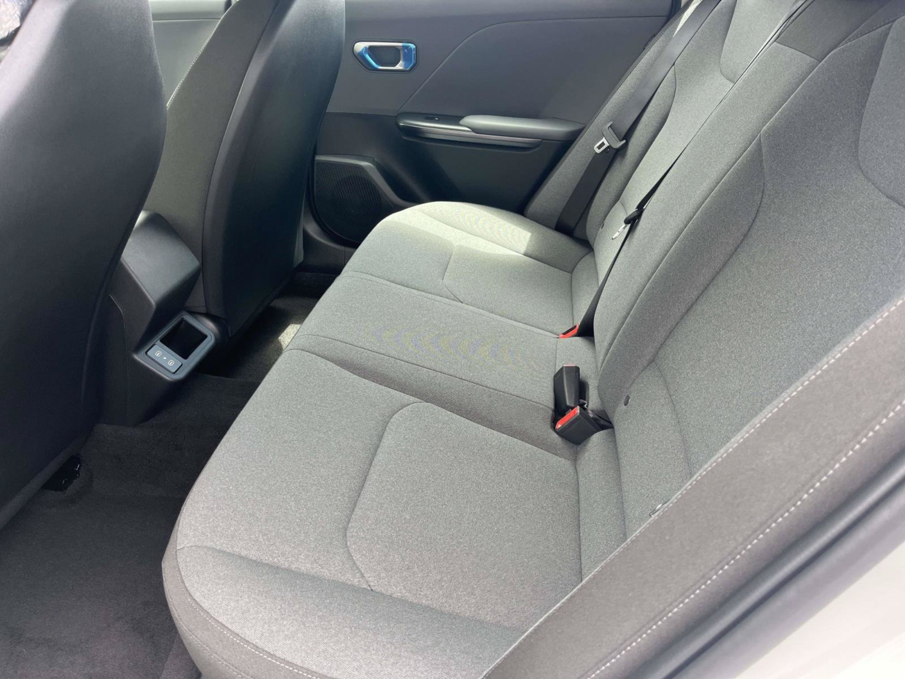 New 2026 Snow White Pearl Kia LXS image 19