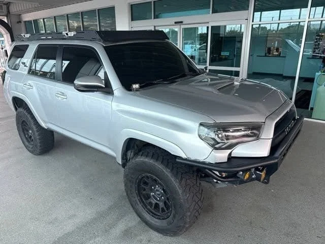 Used 2017 Classic Silver Toyota SR5 image 6