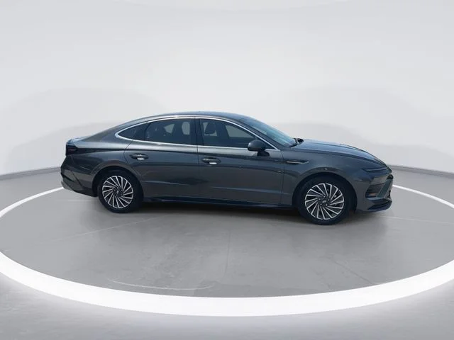 Used 2025 Gray Hyundai SEL image 9