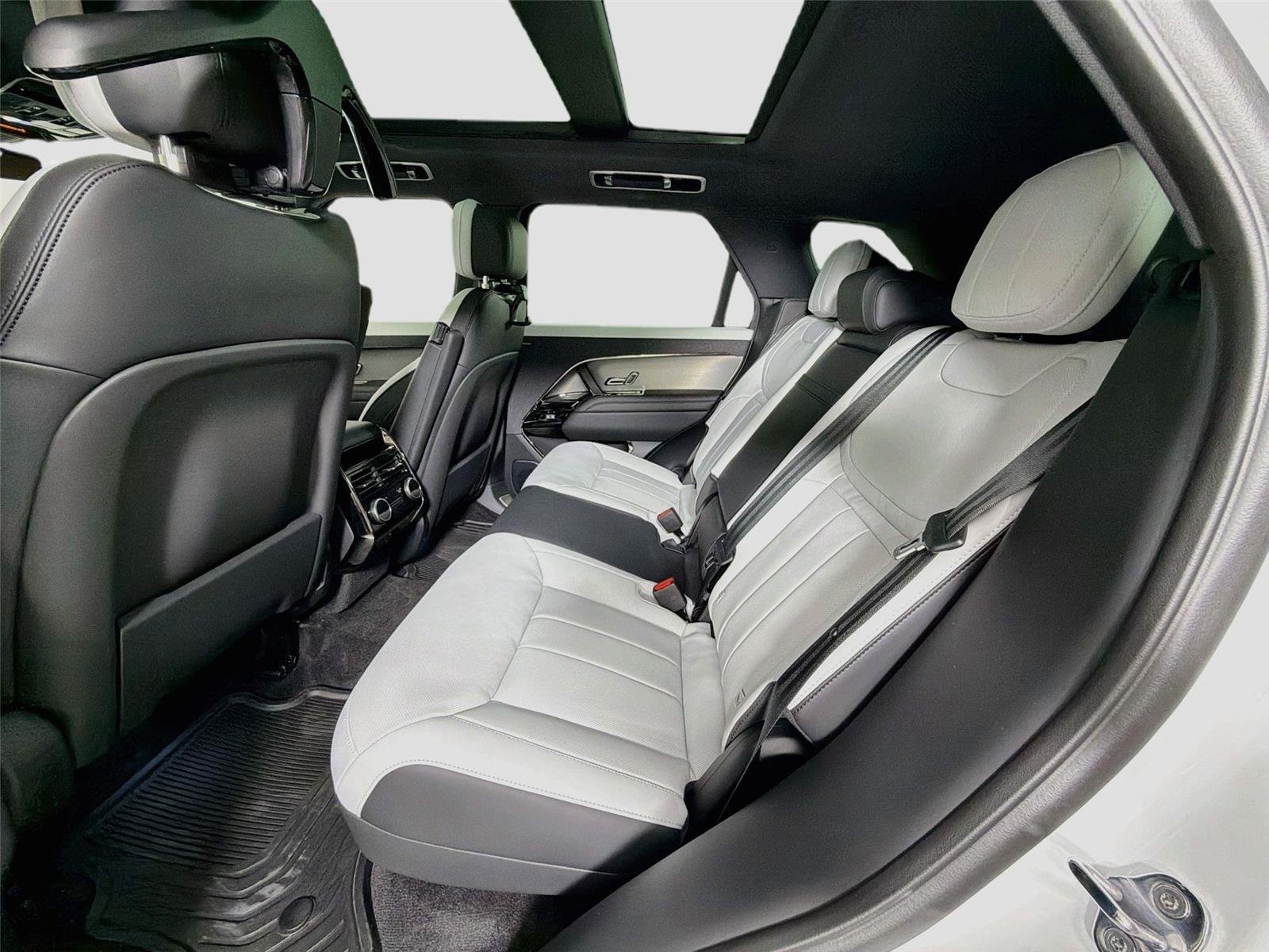 New 2026 Fuji White Land Rover Dynamic SE image 25