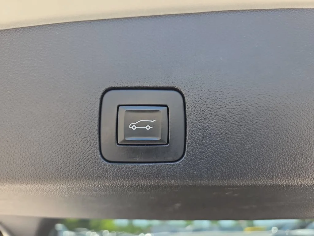 Certified Used 2023 White Frost Tricoat Buick Select image 13