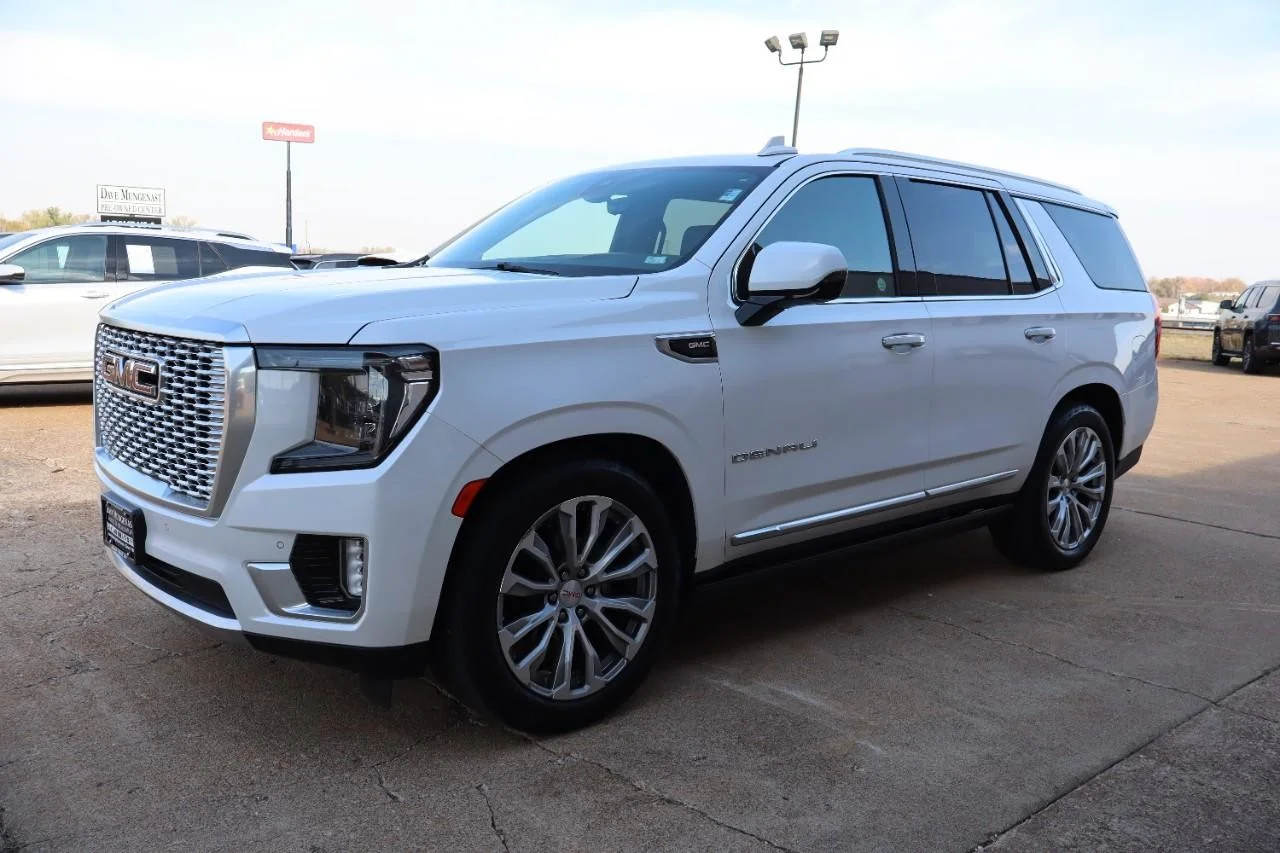 Used 2021 White Frost Tricoat GMC Denali image 2