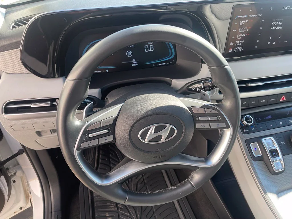 Used 2025 White Hyundai SEL image 14