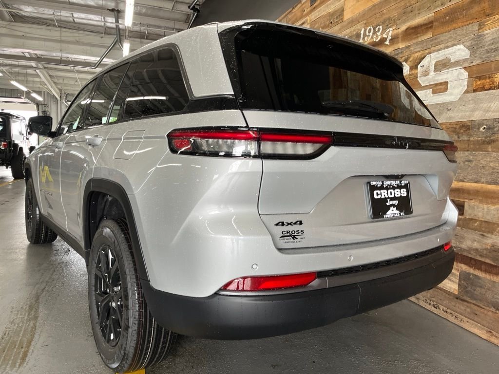 New 2026 Silver Zynith Exterior Paint Jeep Laredo Altitude image 22