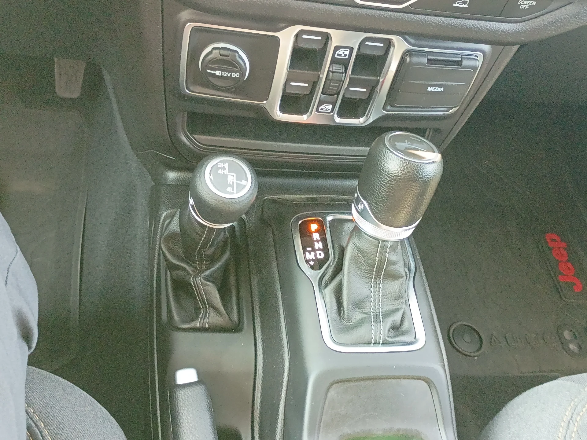 Used 2024 Earl Clear Coat Jeep Sport S image 23