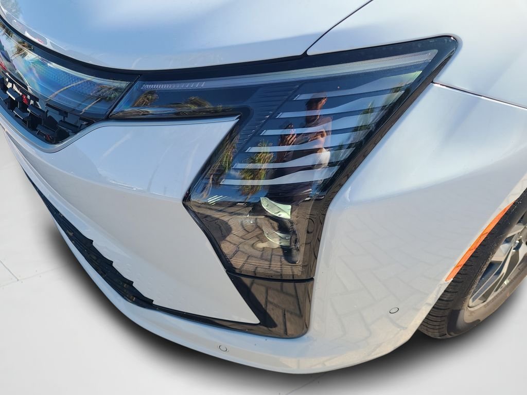 New 2027 Bright White Clear-Coat Exterior Paint Chrysler Limited image 23