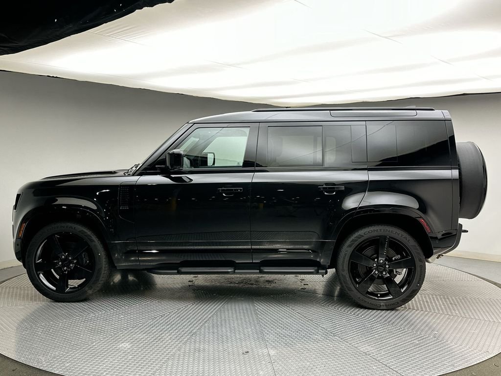 New 2026 Santorini Black Metallic Land Rover X-Dynamic SE image 2