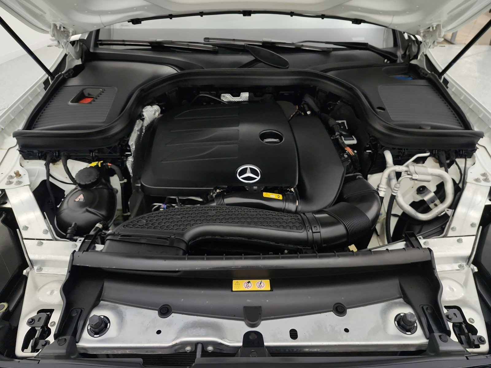 Used 2022 Polar White Mercedes-Benz GLC 300 SUV image 16