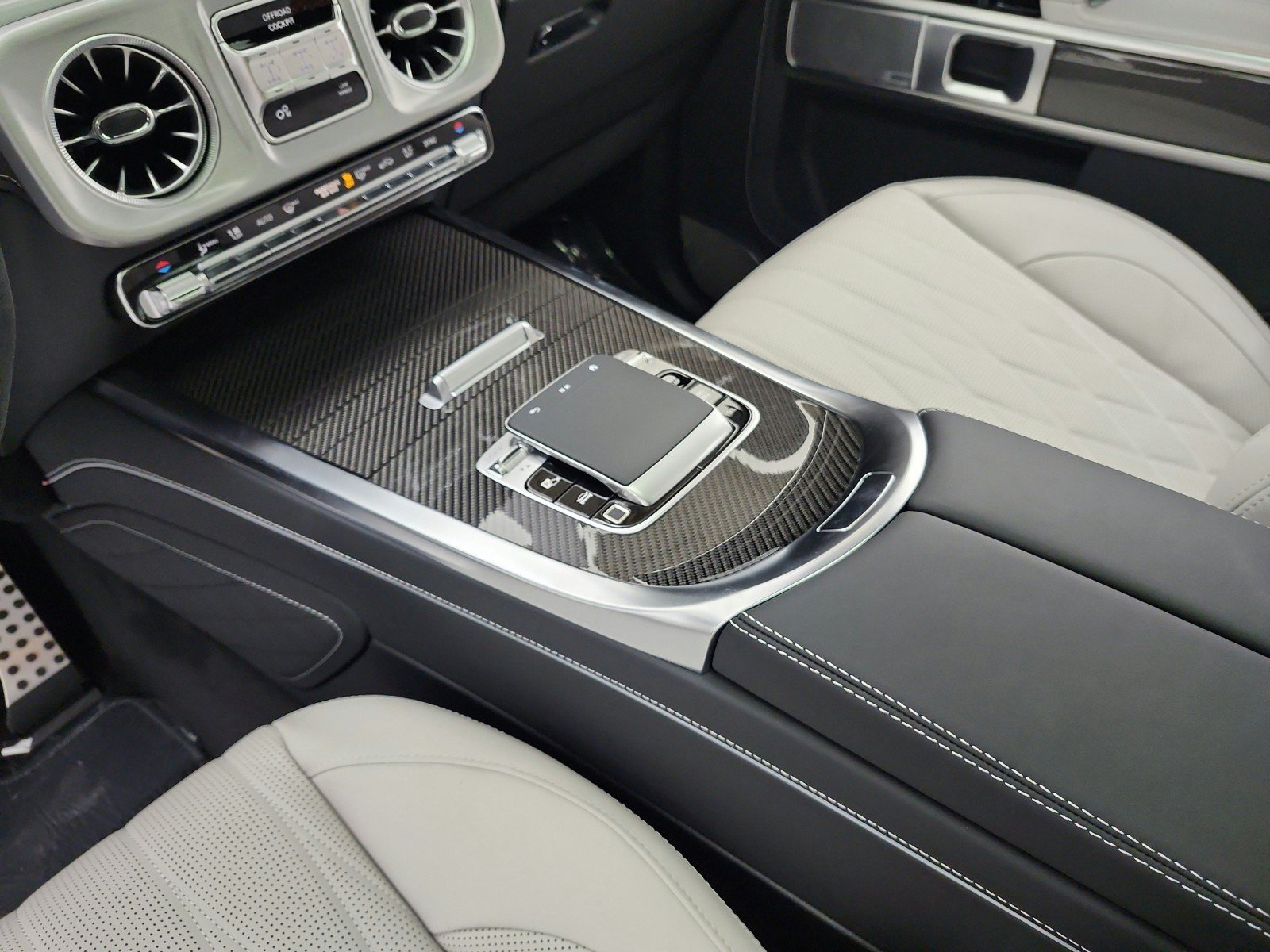 New 2027 MANUFAKTUR customer request glossy paint finish Mercedes-Benz AMG® G 63 SUV image 31