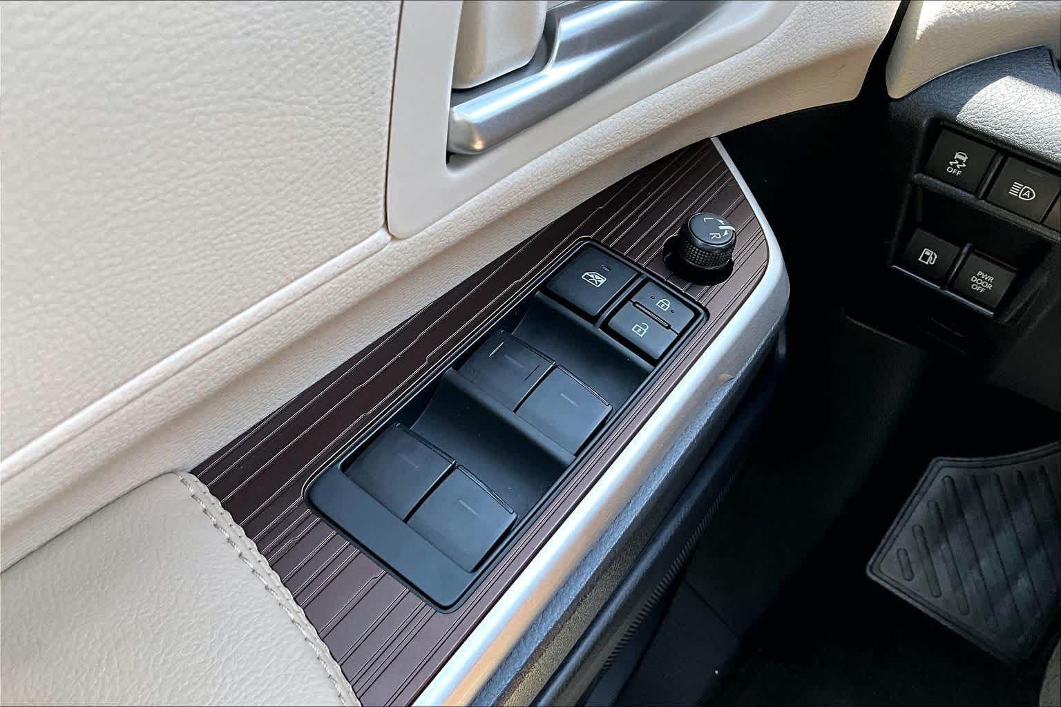 Used 2022 Wind Chill Pearl Toyota XLE image 34