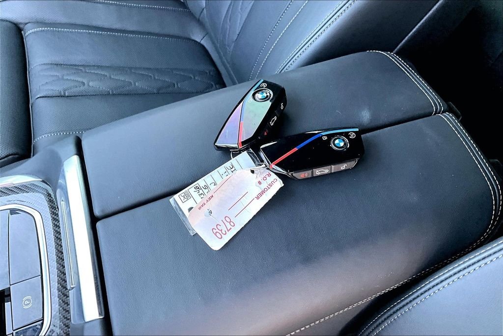Used 2025 White BMW M60i image 10