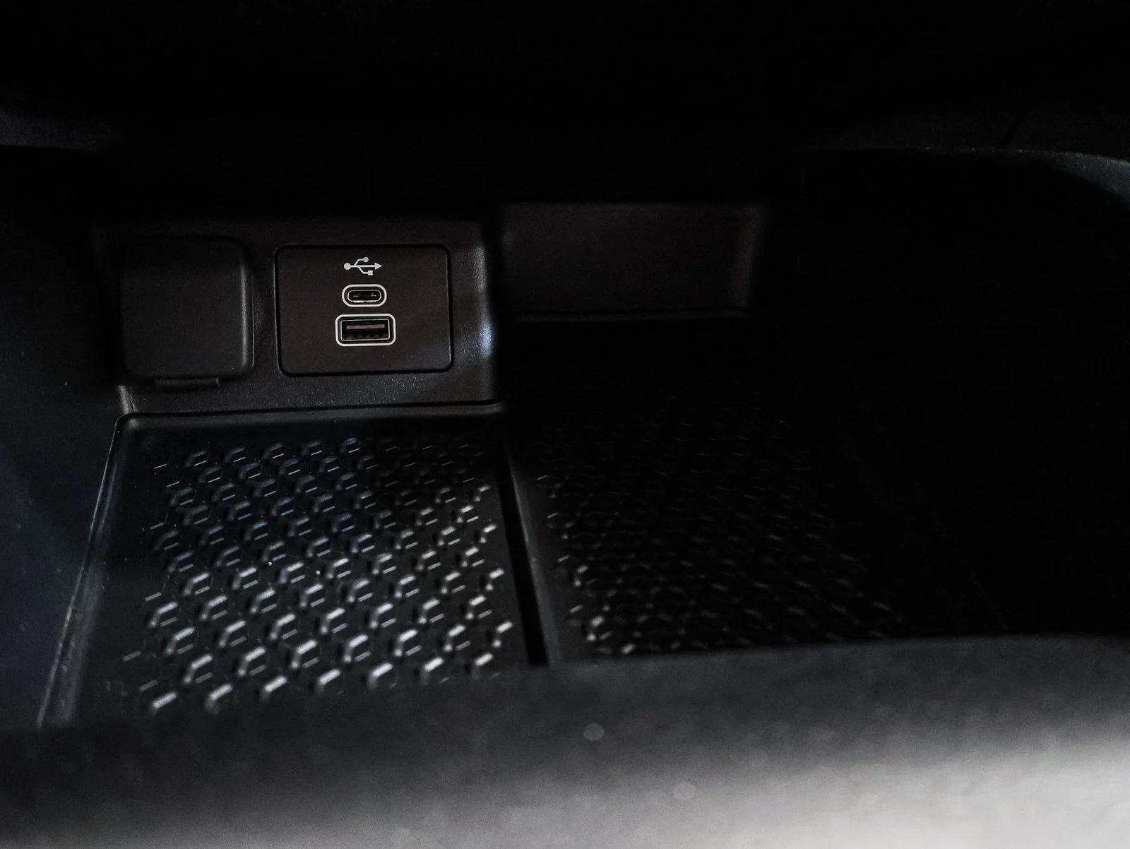 New 2026 Carbonized Gray Metallic Ford Outer Banks® image 30