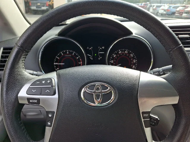 Used 2013 White Toyota SE image 21