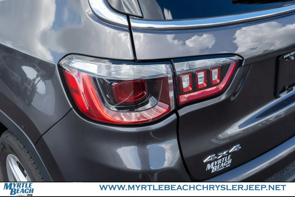 Used 2023 Crystal Metallic Jeep Latitude image 11