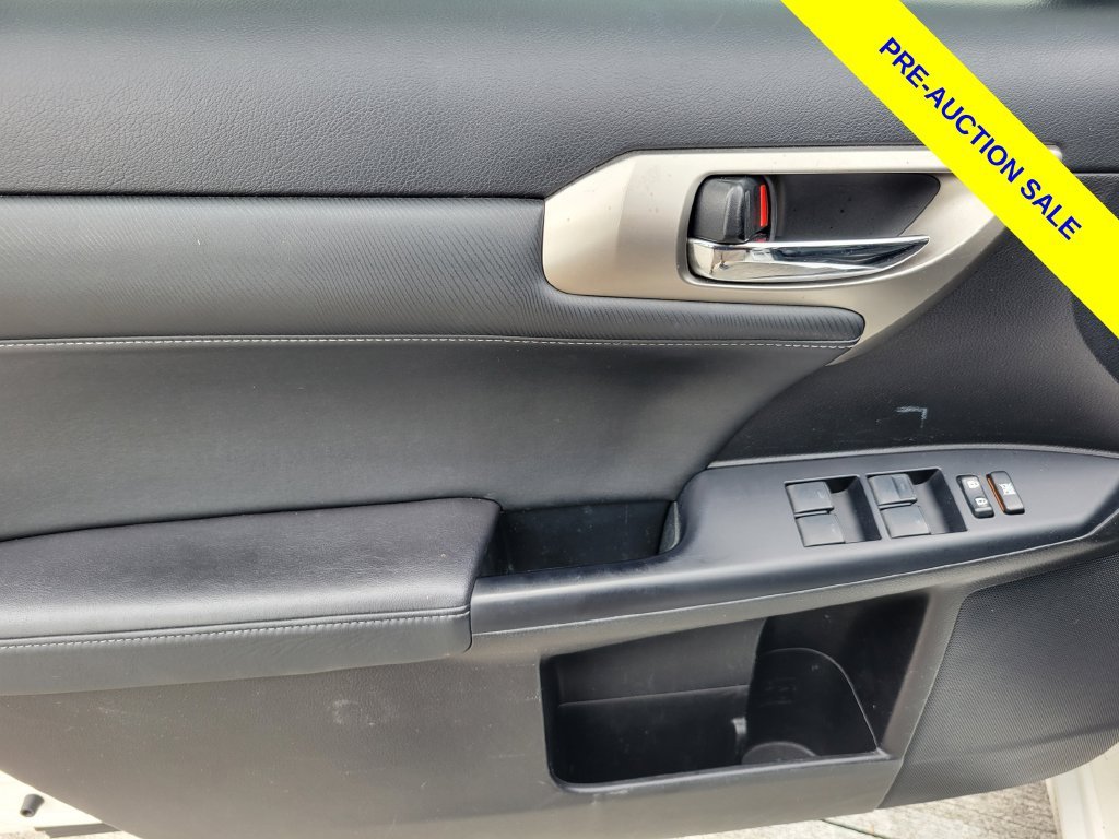 Used 2017 White Lexus 200h image 19