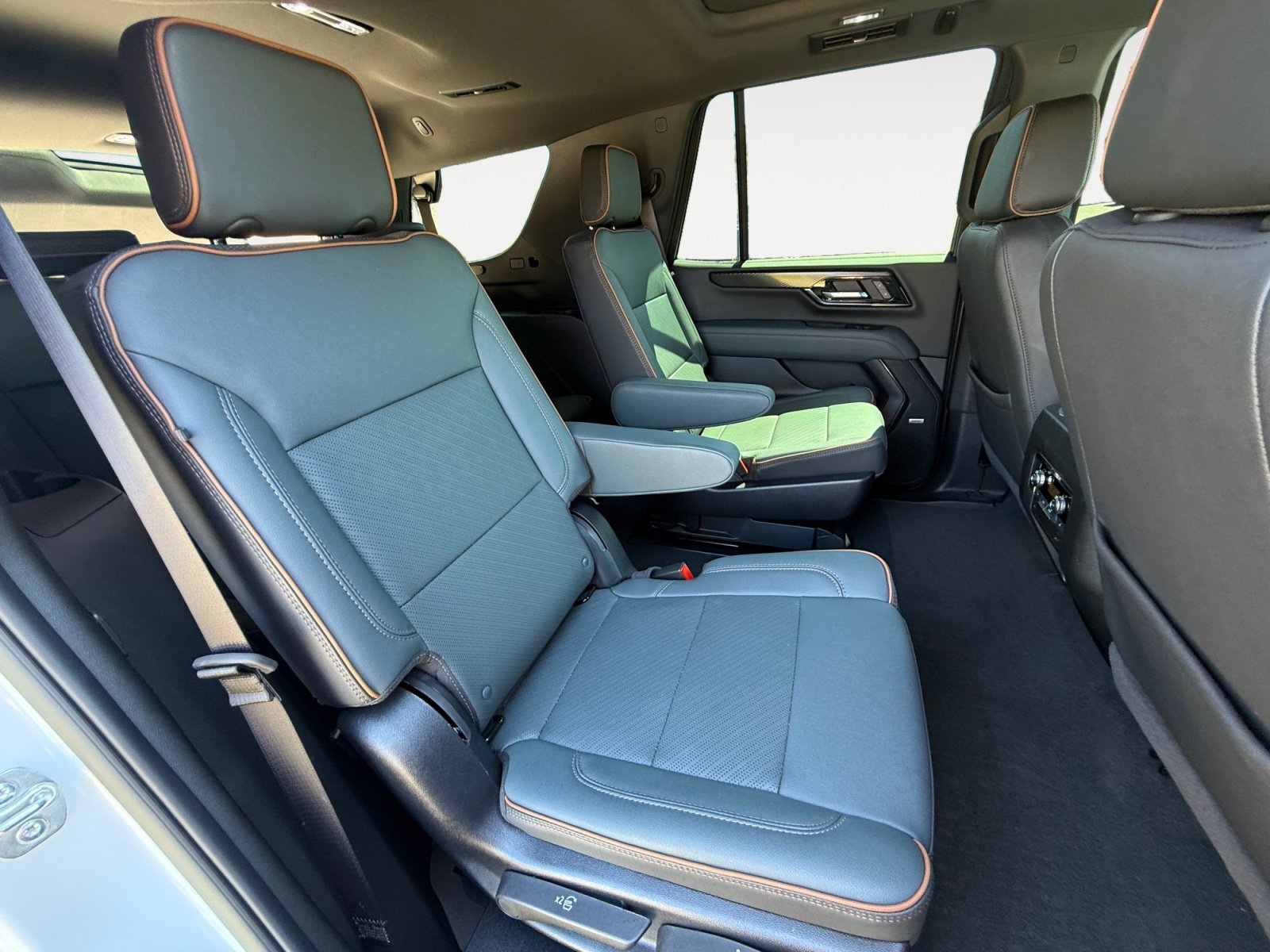 Used 2025 Summit White GMC AT4 image 18